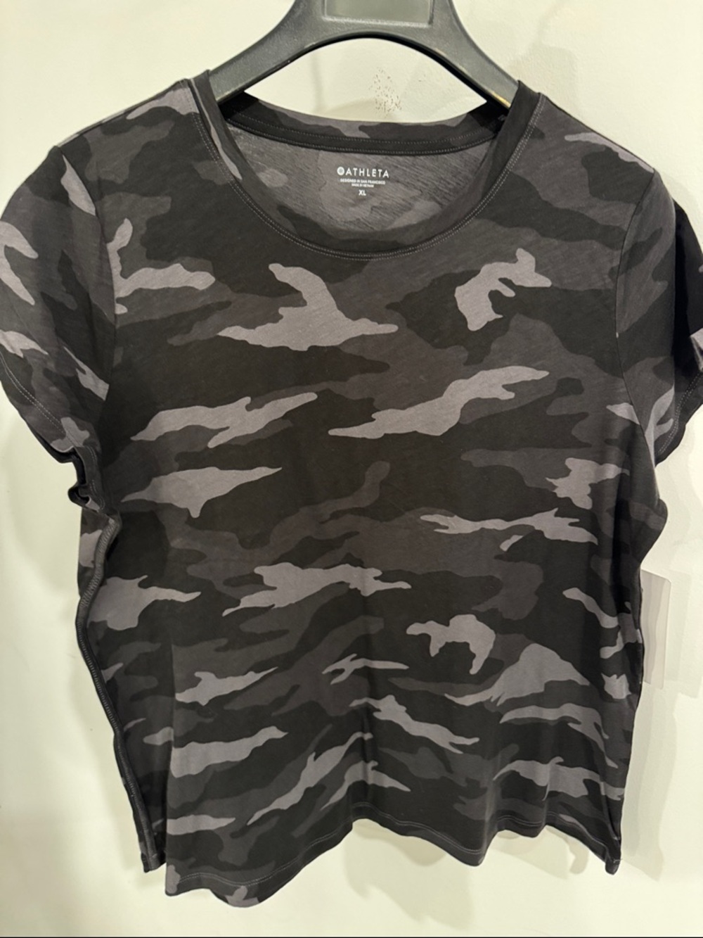 Athleta Black & Gray Camo Short Sleeve Tee